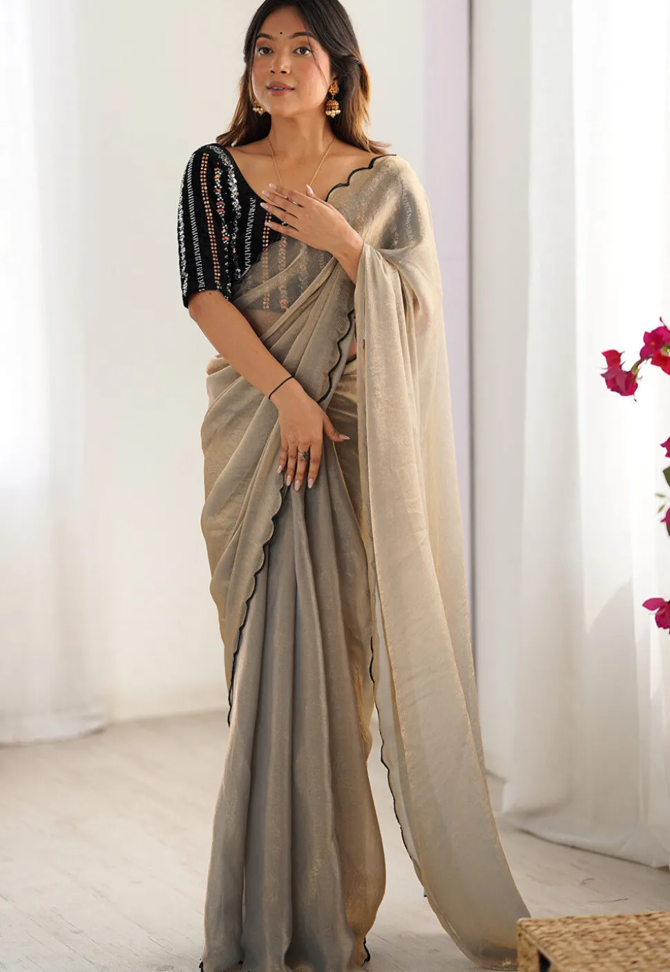 Contrast Trim Chiffon Scalloped Saree in Grey