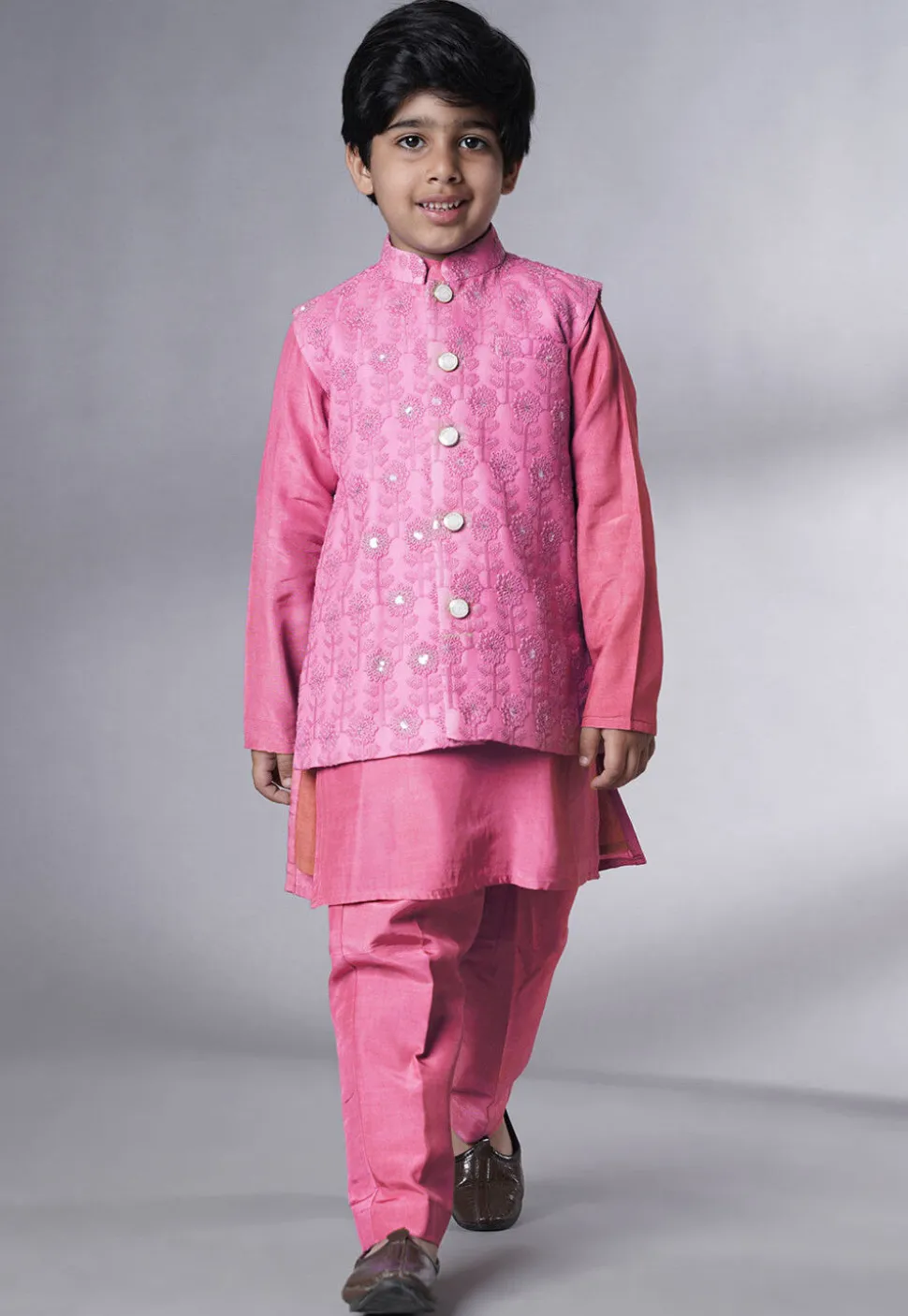 Embroidered Muslin Silk Kurta Set in Pink
