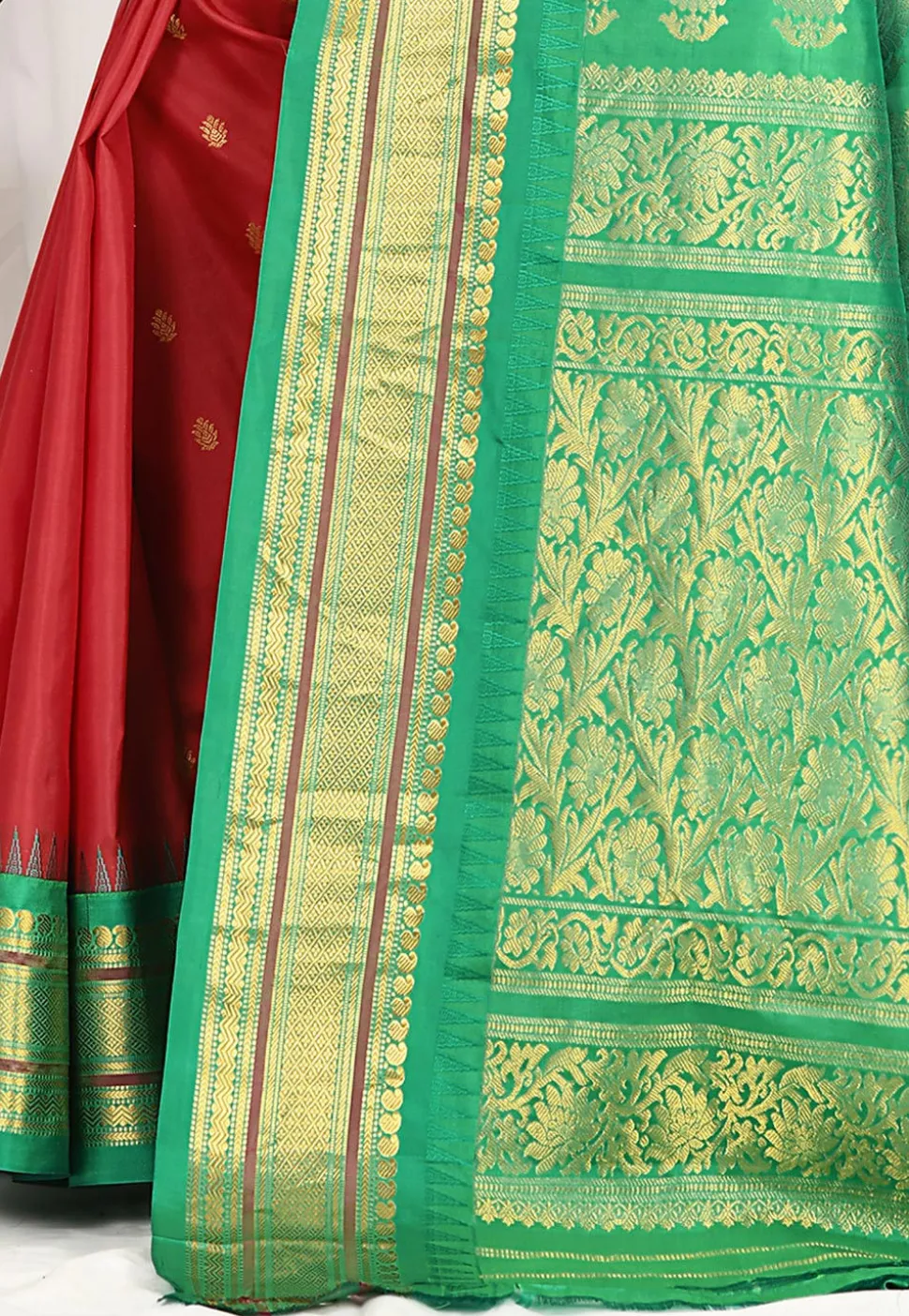 Gadwal Pure Silk Handloom Saree in Red