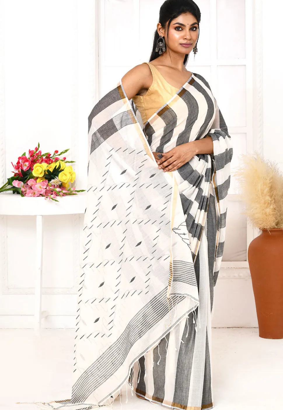 Handloom Jamdani Pure Cotton Saree in Dark Grey and White