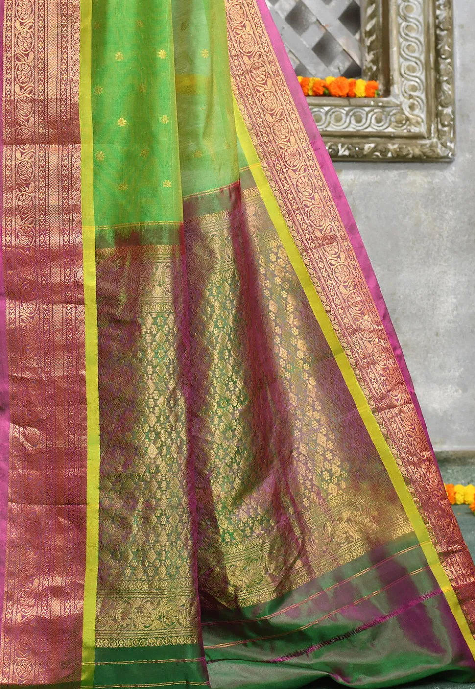 Handloom Pure Silk Cotton Gadwal Saree in Light Green