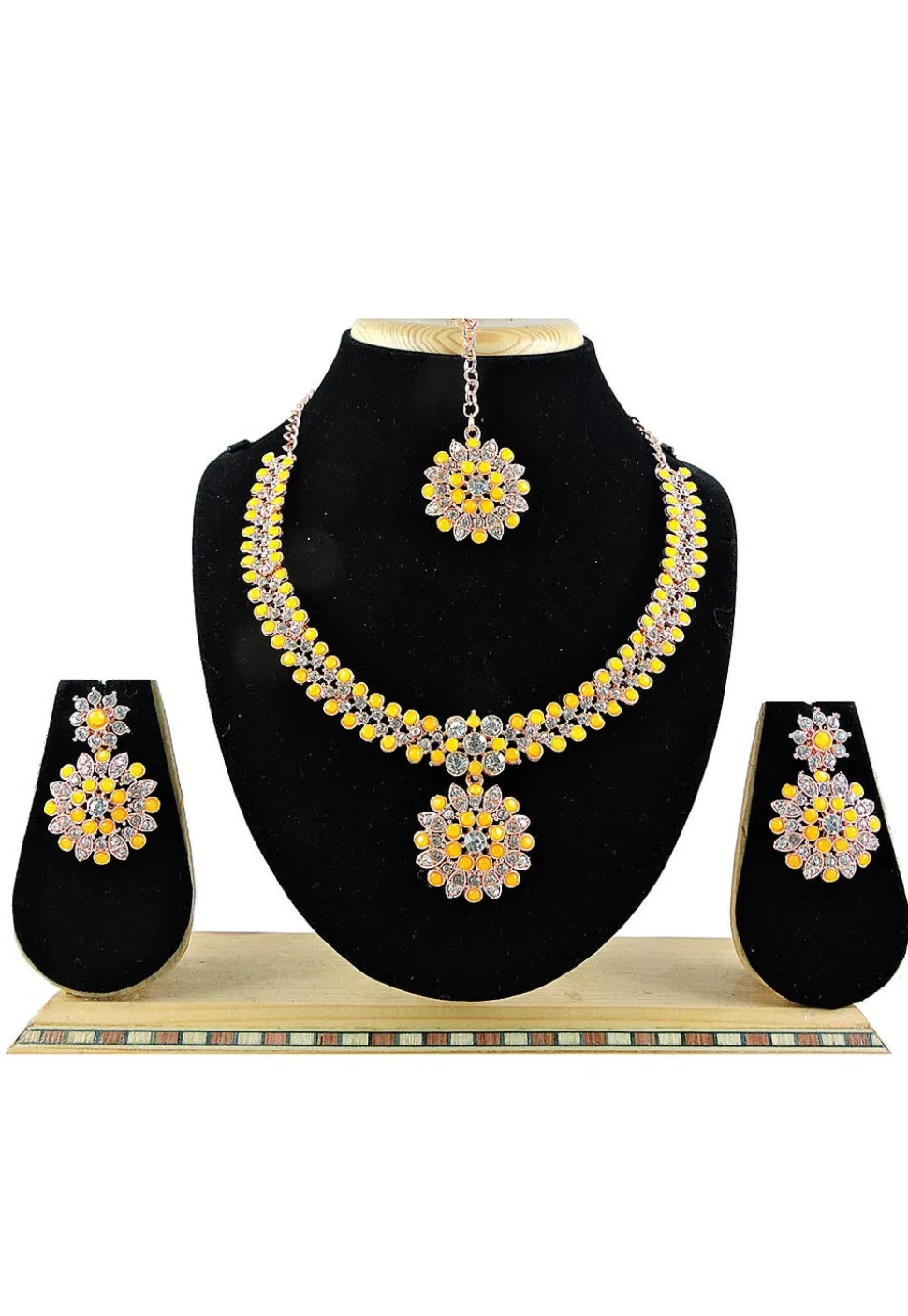 Stone Studded Necklace Set