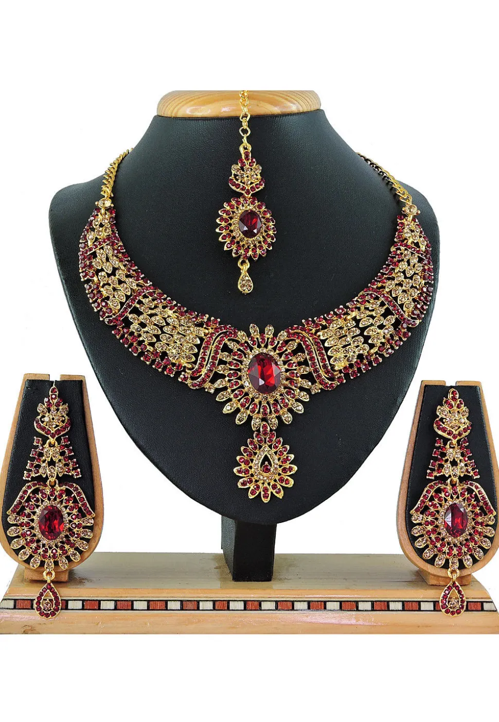 Stone Studded Necklace Set