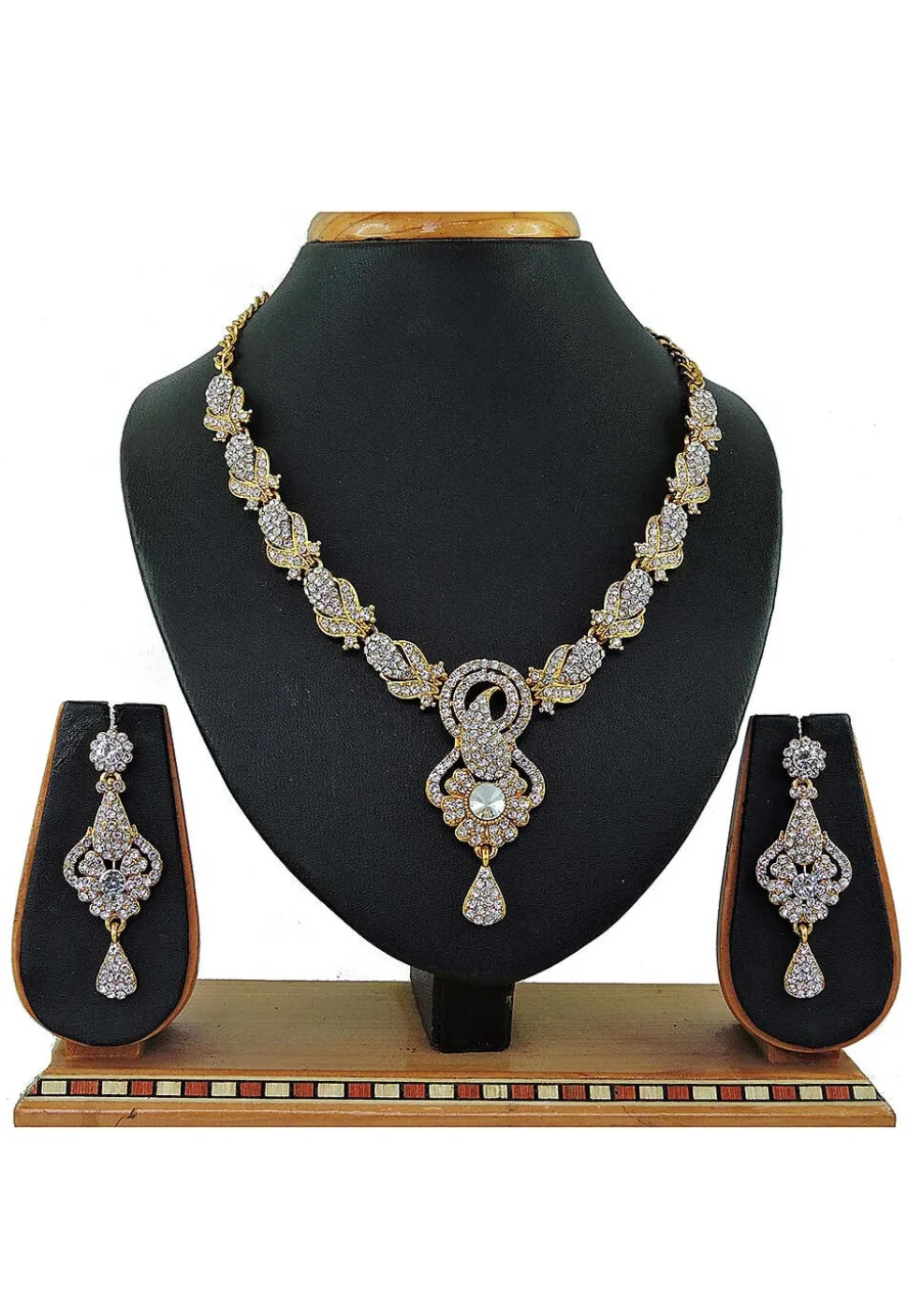 Stone Studded Necklace Set