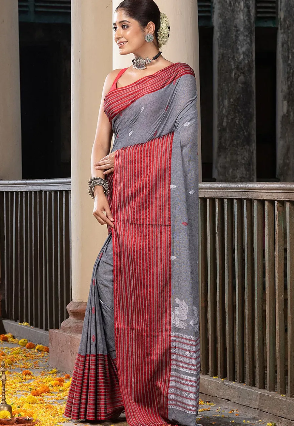 Woven Pure Cotton Saree in Grey