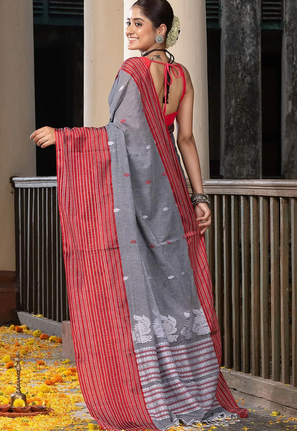 Woven Pure Cotton Saree in Grey