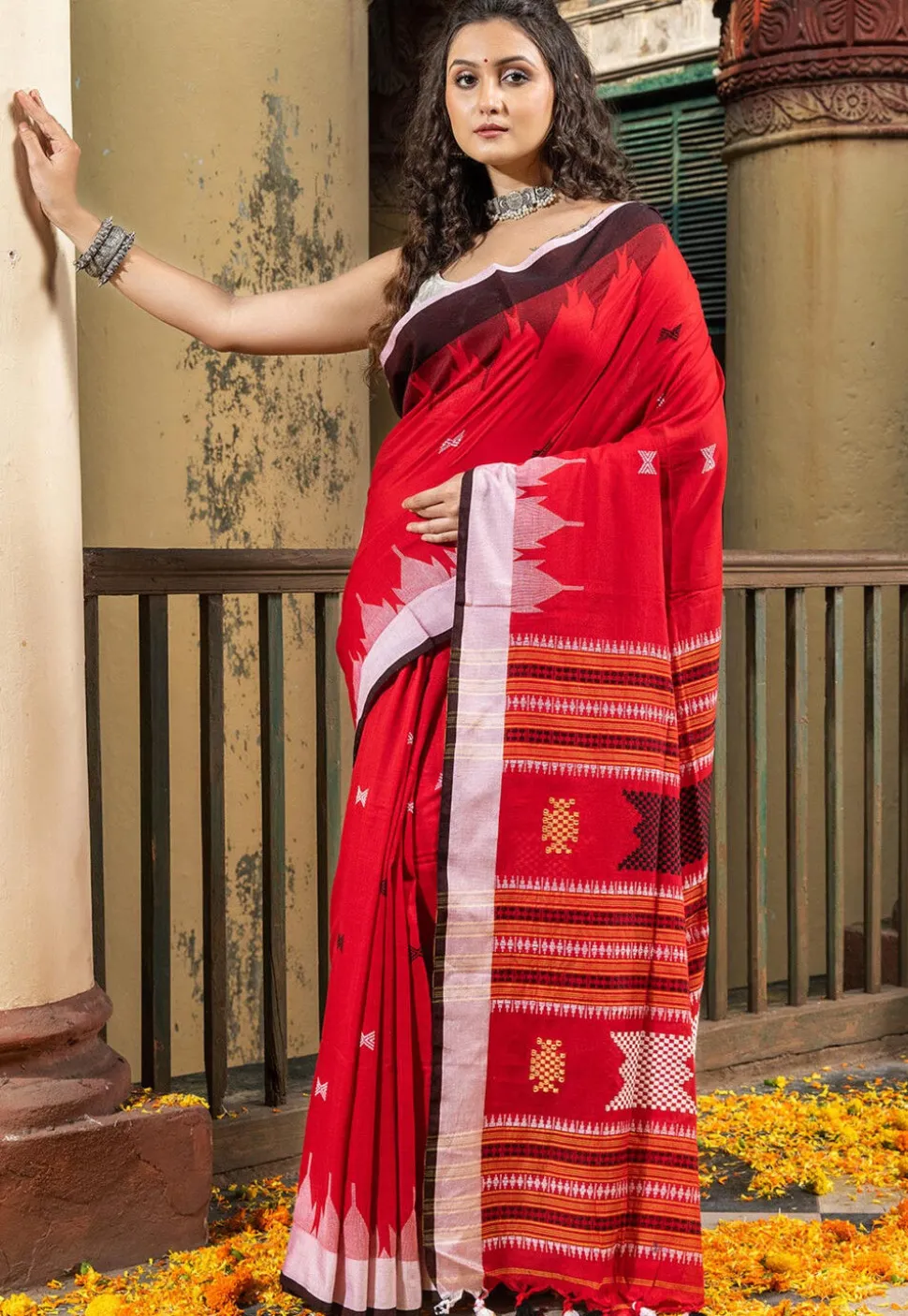 Woven Pure Cotton Saree in Red