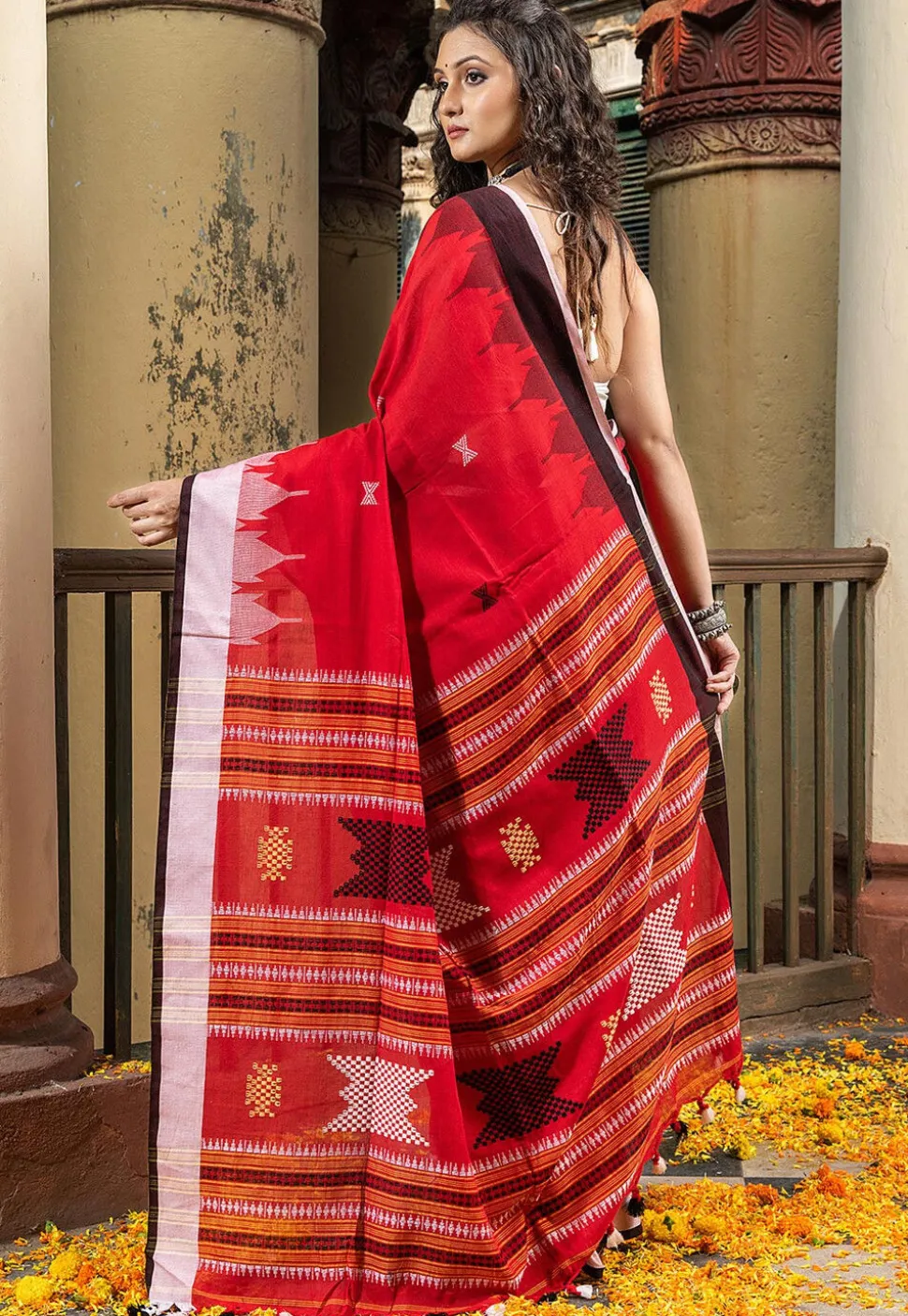 Woven Pure Cotton Saree in Red